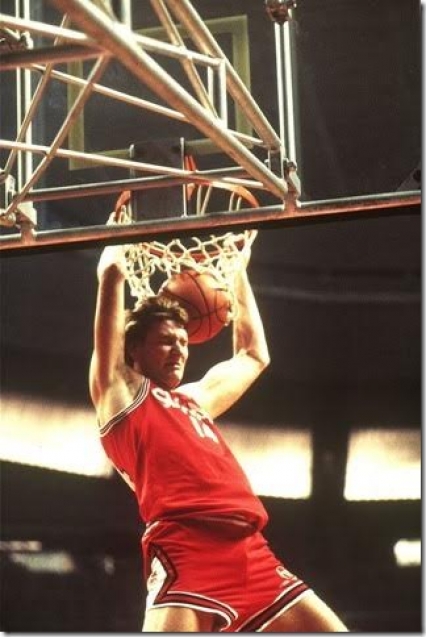 Russ Schoene si schiaccia in testa